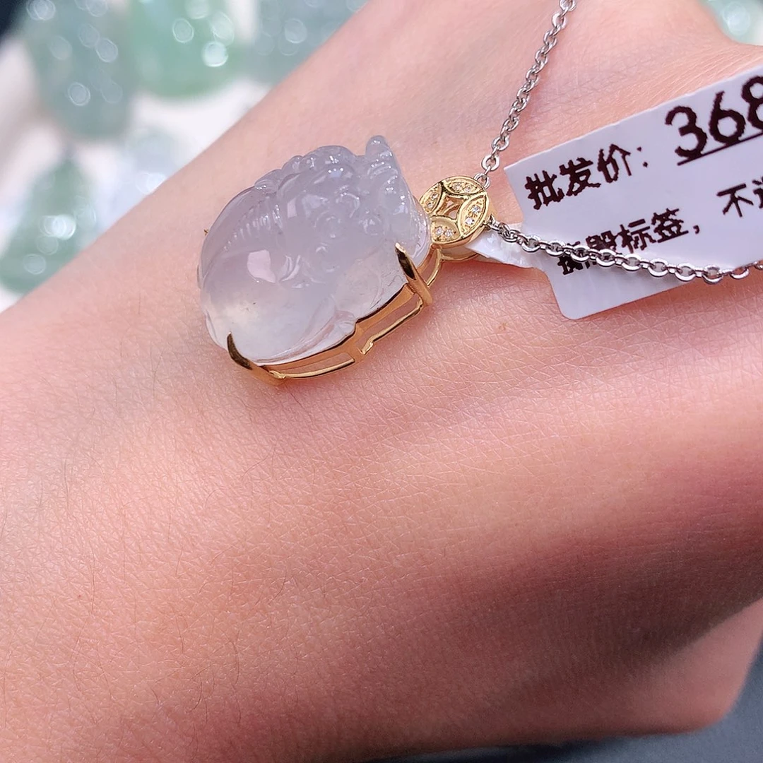 颈饰18K金镶嵌翡翠高冰起胶貔貅