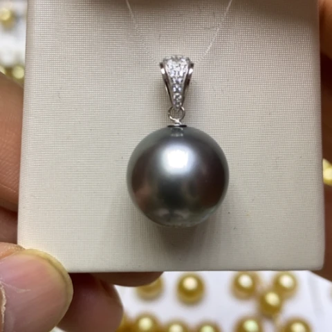 18K金镶嵌海水珍珠颈饰