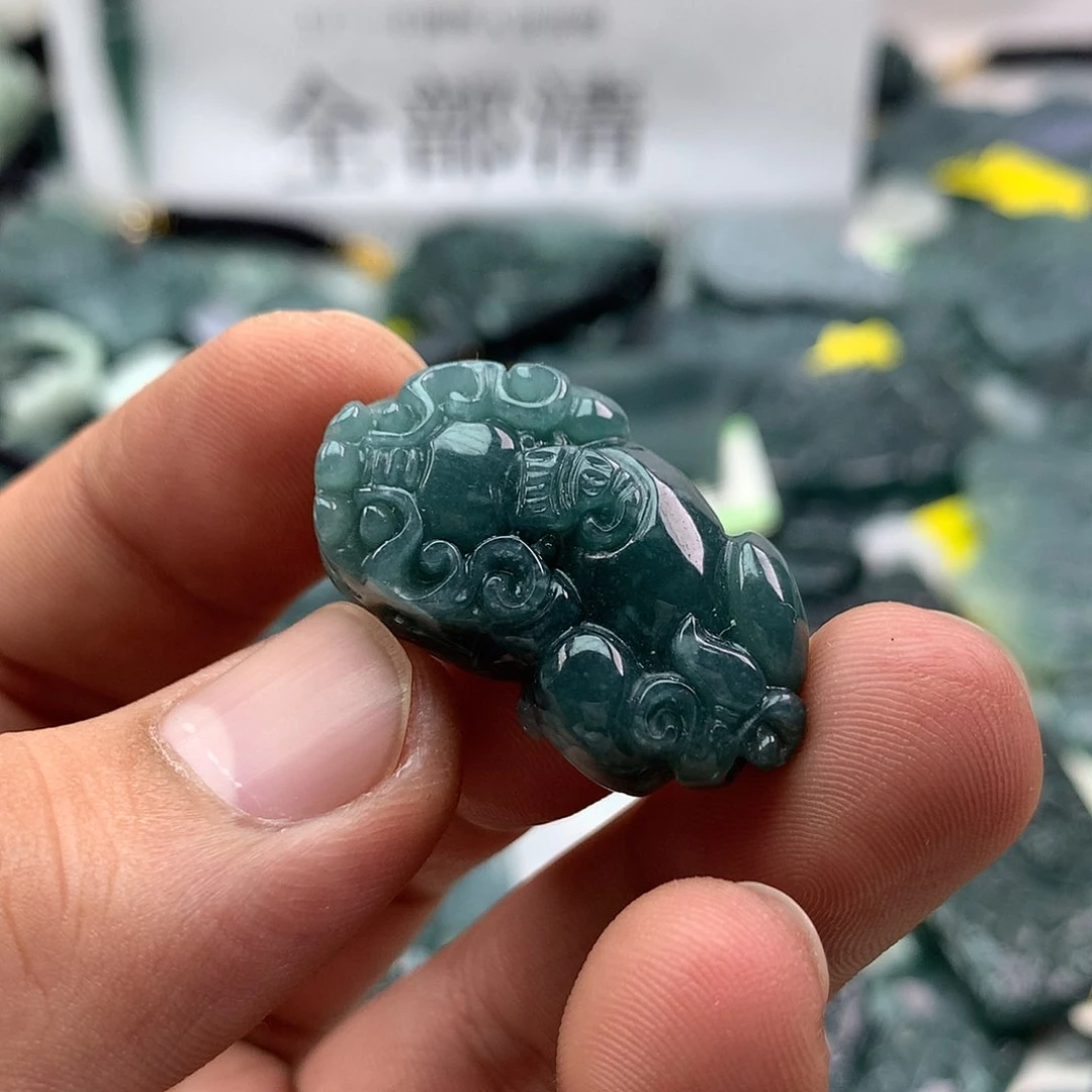 翡翠未镶嵌颈饰貔貅