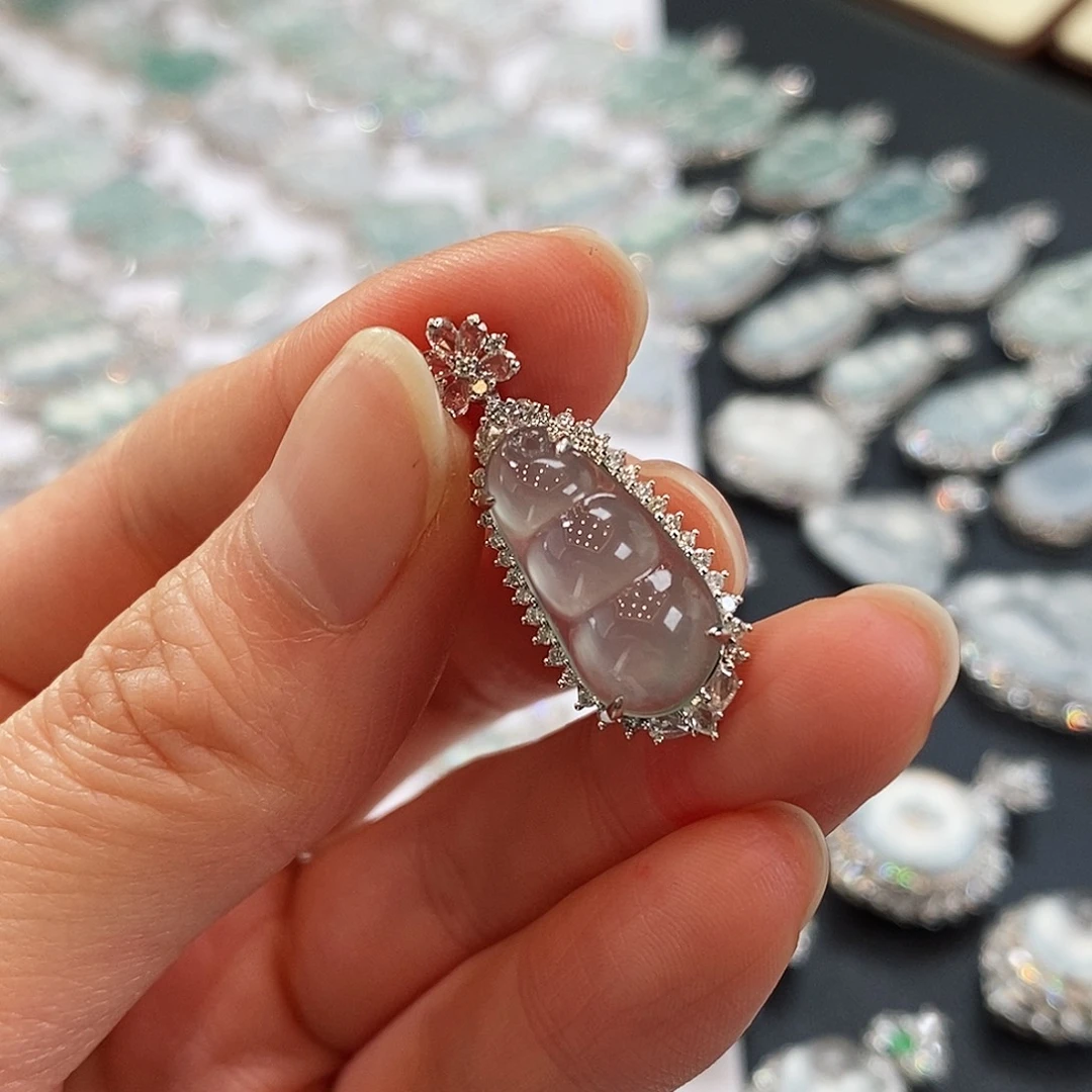 翡翠颈饰18K金镶嵌天然缅甸翡翠吊坠福豆