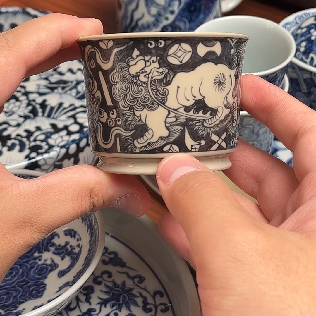 黄***牛元青花微瑕二号釉狮子荣天杯