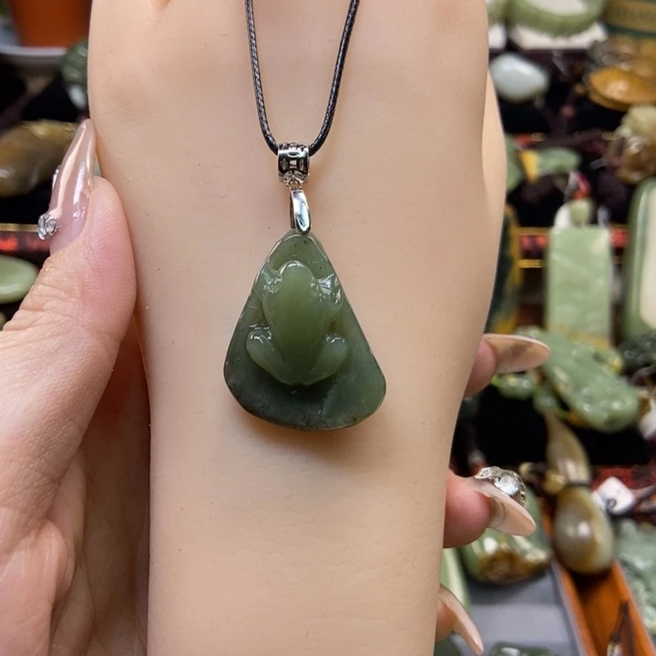 颈饰未镶嵌岫岩河磨玉（透闪石质玉）