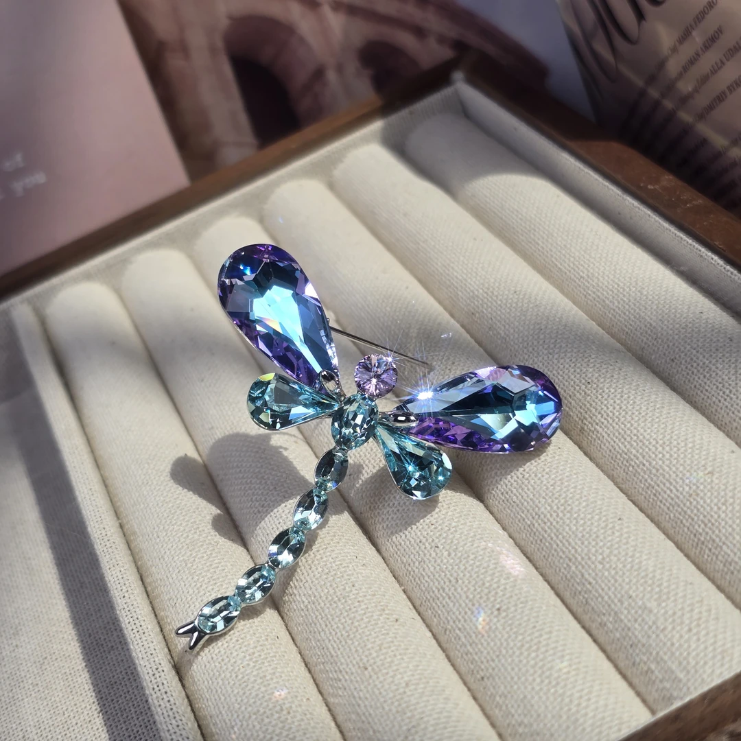 铜合金胸针 新款1001扶摇直上施华洛蜻蜓吊坠胸针 饰品  轻奢