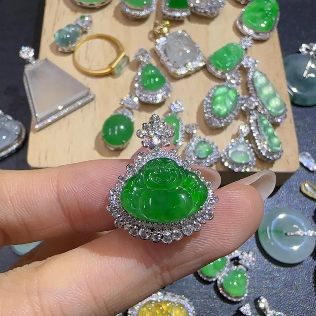 一***草颈饰18K金镶嵌翡翠精品