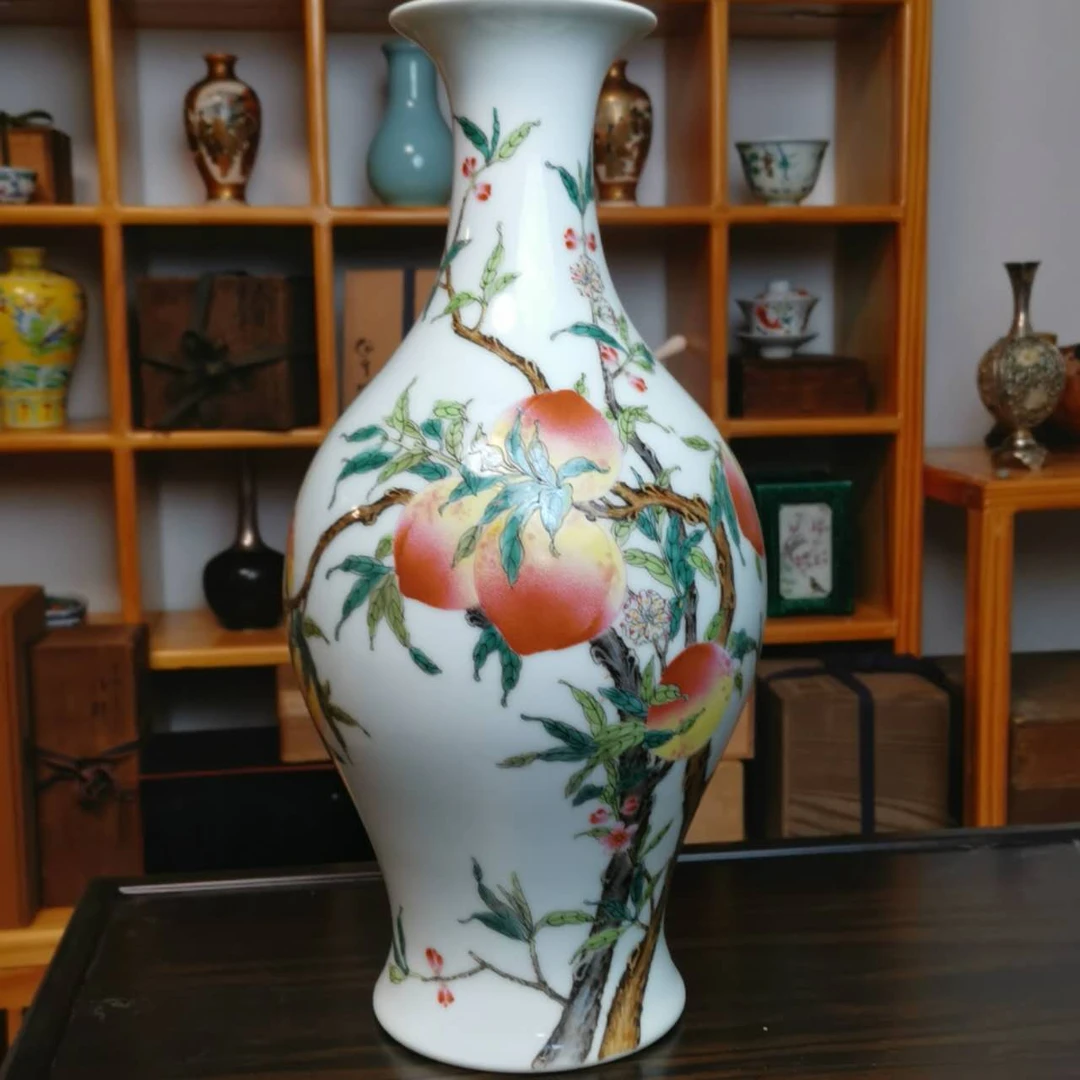 一件画工漂亮的瓷瓶