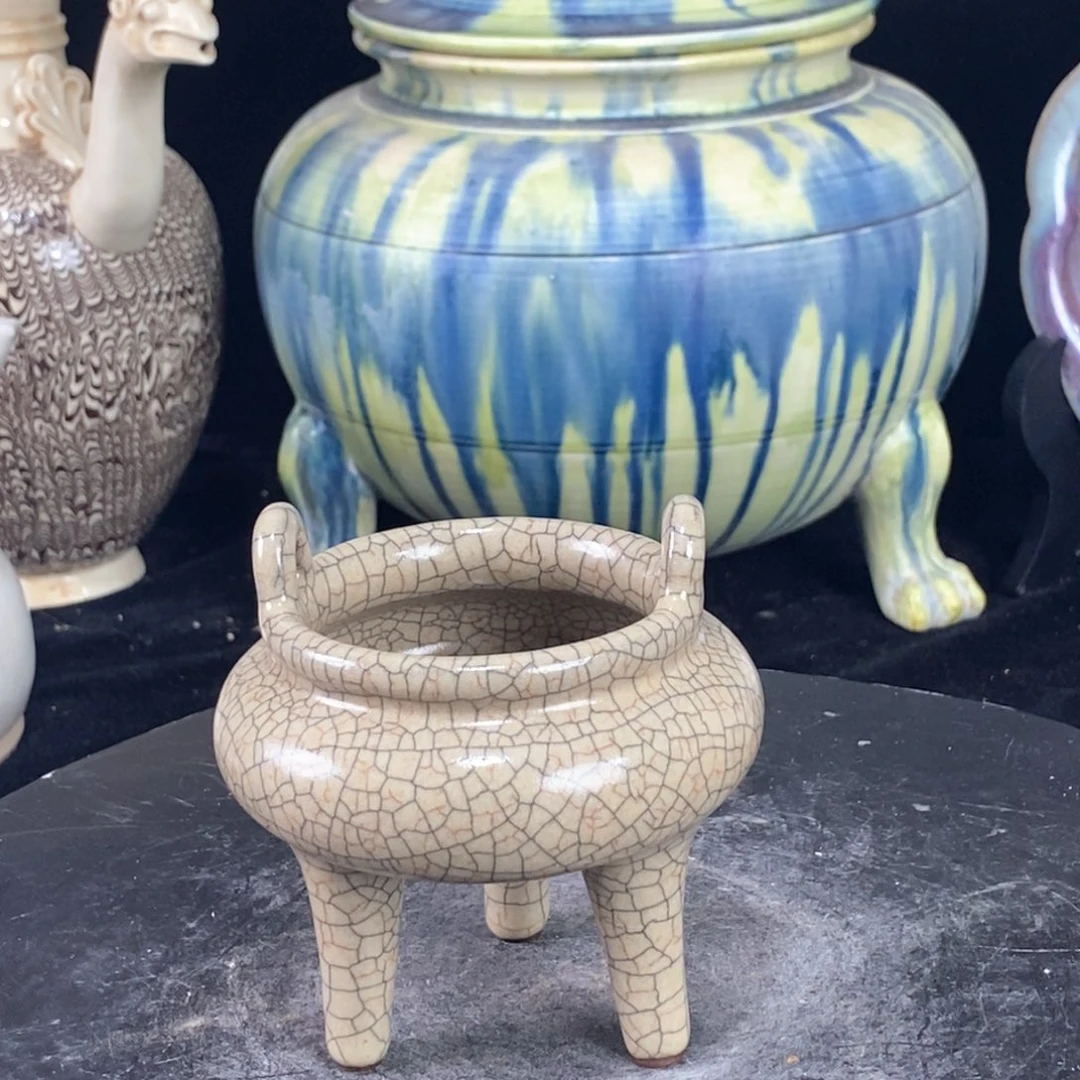 摆件哥窑三足香炉