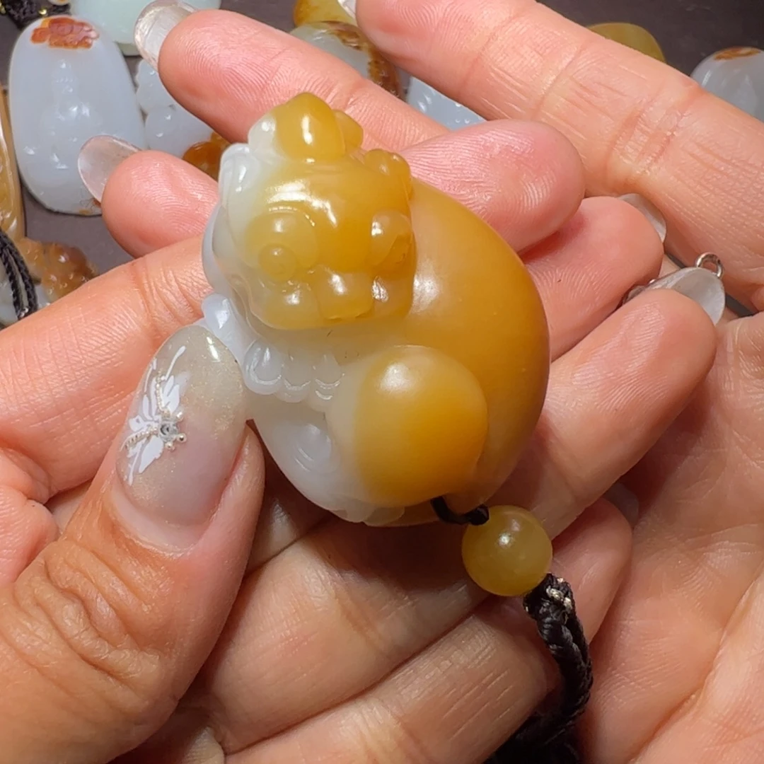 虎***来和田玉未镶嵌颈饰