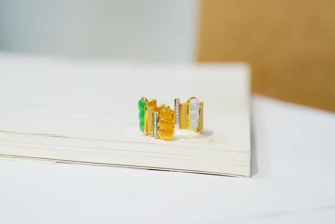 18k金镶嵌翡翠三色琴键拉丝福豆戒指