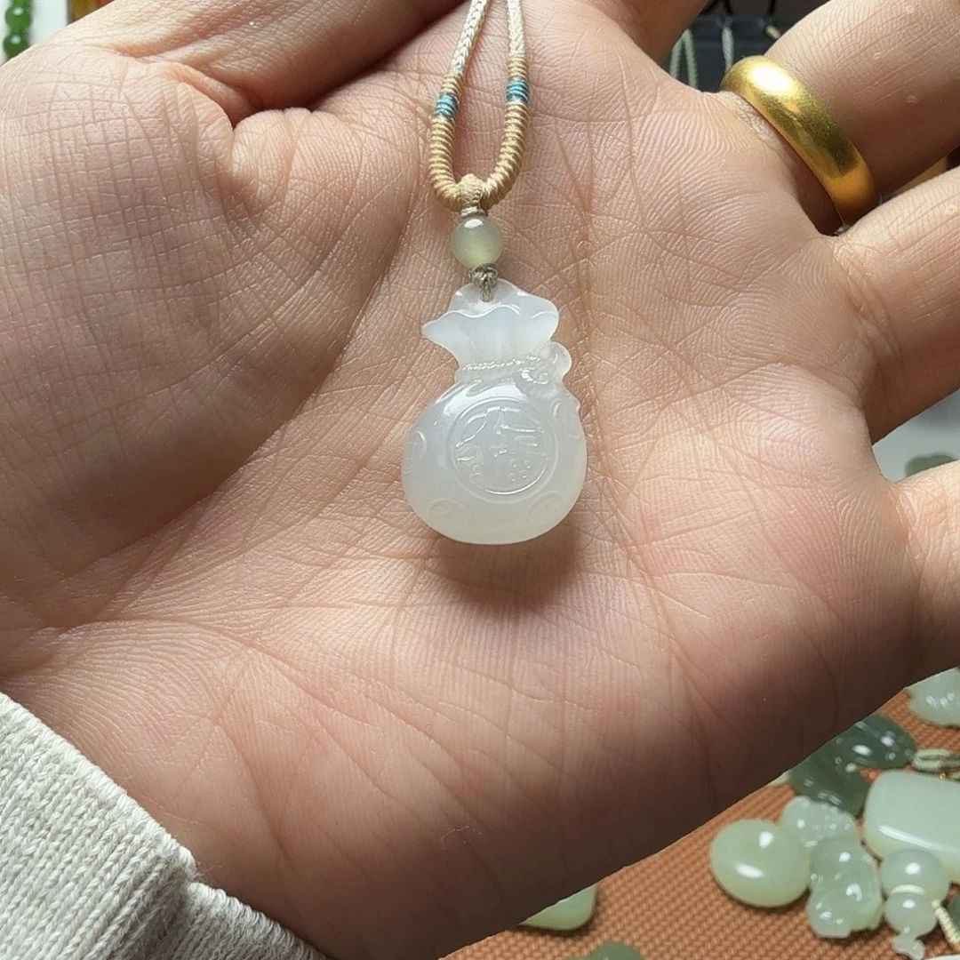 猫***.和田玉未镶嵌颈饰