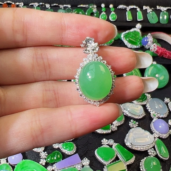 翡翠18K金镶嵌颈饰吊坠