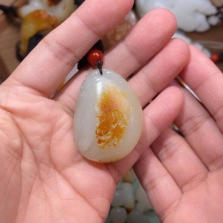 酒***伤和田玉未镶嵌颈饰