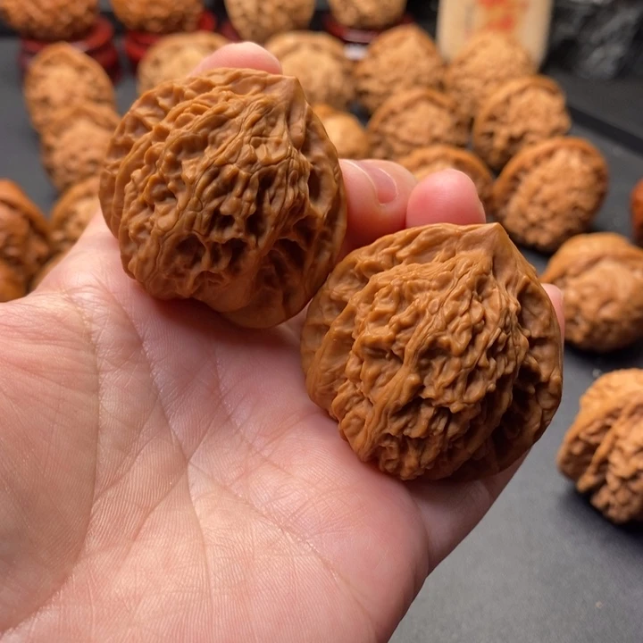 文玩核桃把件42尺野核招财虎