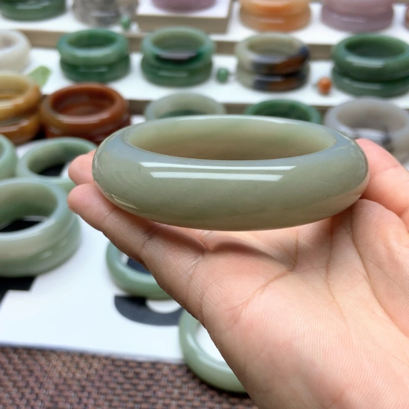 【闪购商品】石英质玉手镯未镶嵌爱**k