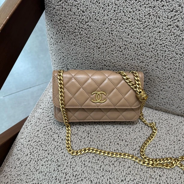 99新 Chanel/香奈儿 Chanel奶茶色金柱手机woc包 媚 22芯片羊皮