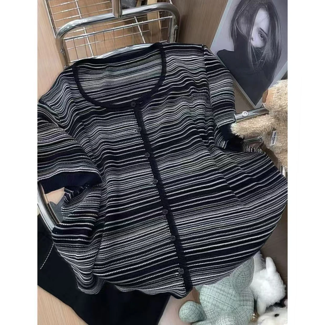 丽丽家~提拉米苏圆领条纹针织短袖上衣