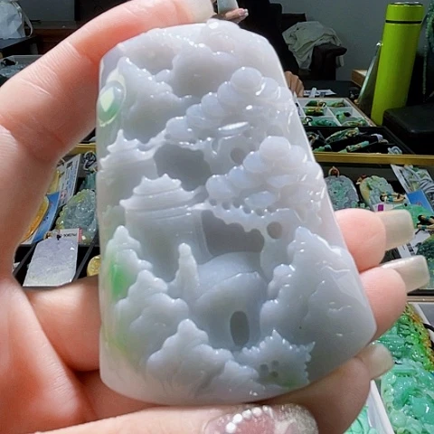 翡翠未镶嵌颈饰一个