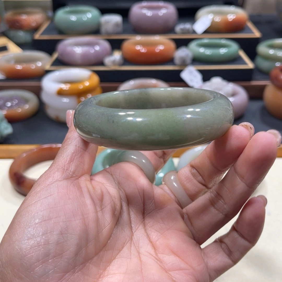 未镶嵌手镯石英岩玉