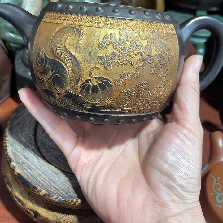 段泥茶壶原矿泥料手工制作的一把紫砂壶。