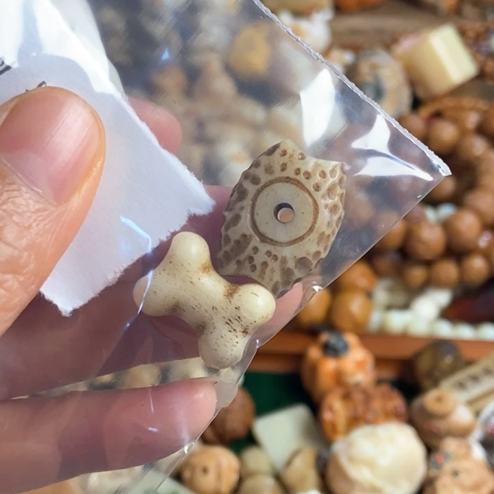 隔****王配饰驼骨雕刻一对