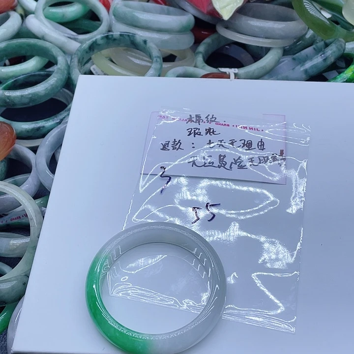 翡翠未镶嵌颈饰手镯