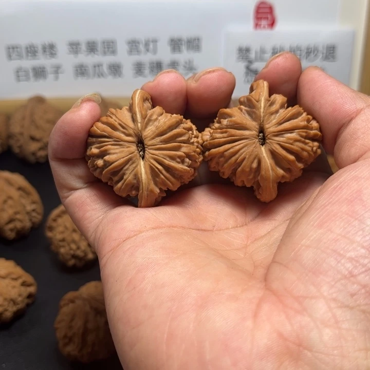 ****人把件文玩核桃42尺四座楼258