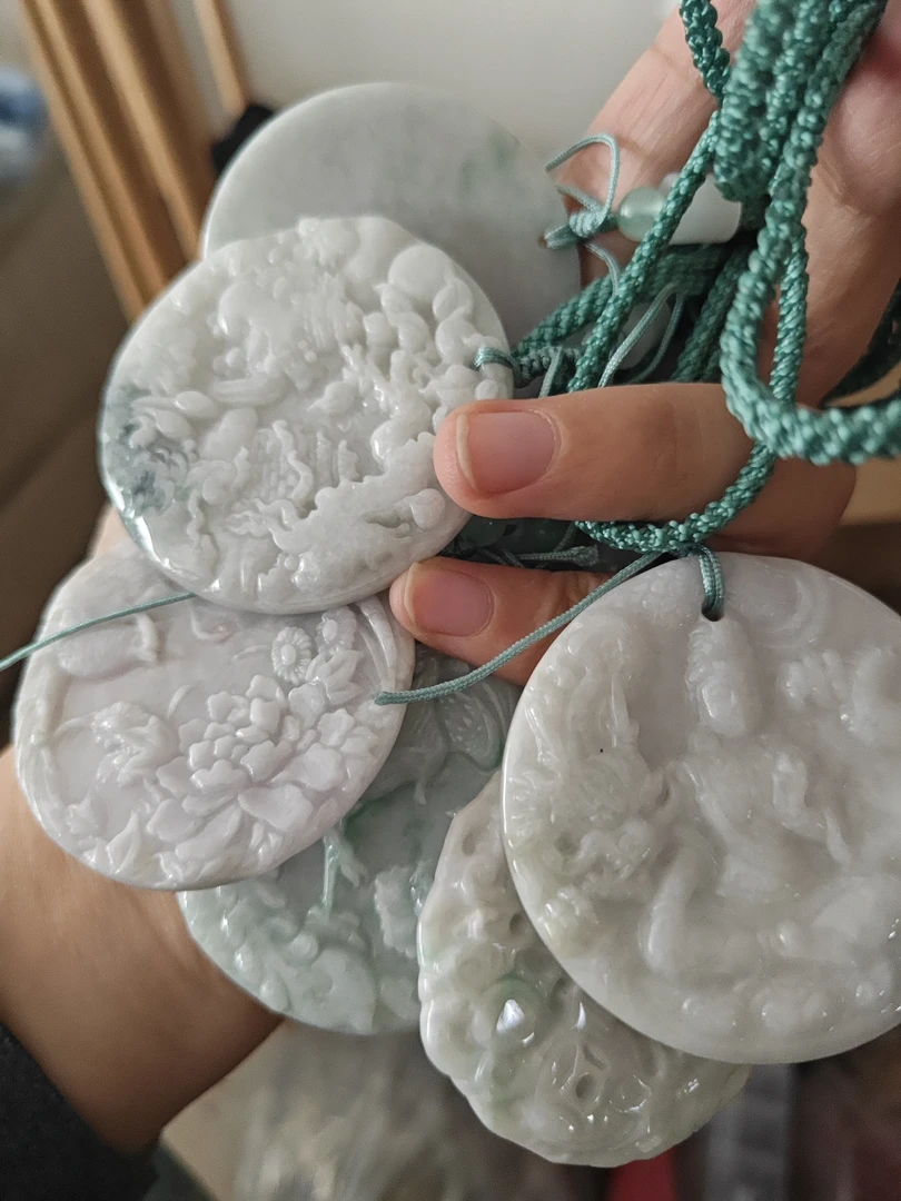 翡翠圆牌雕刻件定制发货