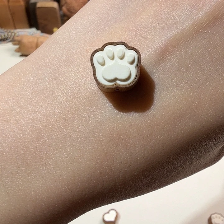 檀香木印度迈索尔老山檀香老料镶嵌牙熊掌配饰