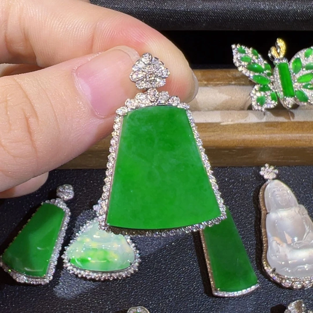 【闪购商品】颈饰18K金镶嵌翡翠