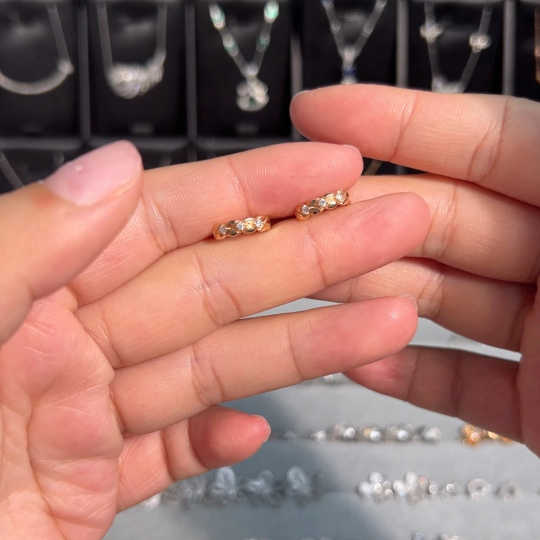 18K金镶嵌耳饰钻石菱格纹耳扣