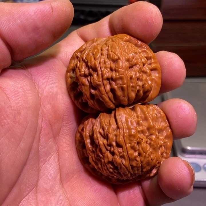 桃核把件一**人白狮子核桃