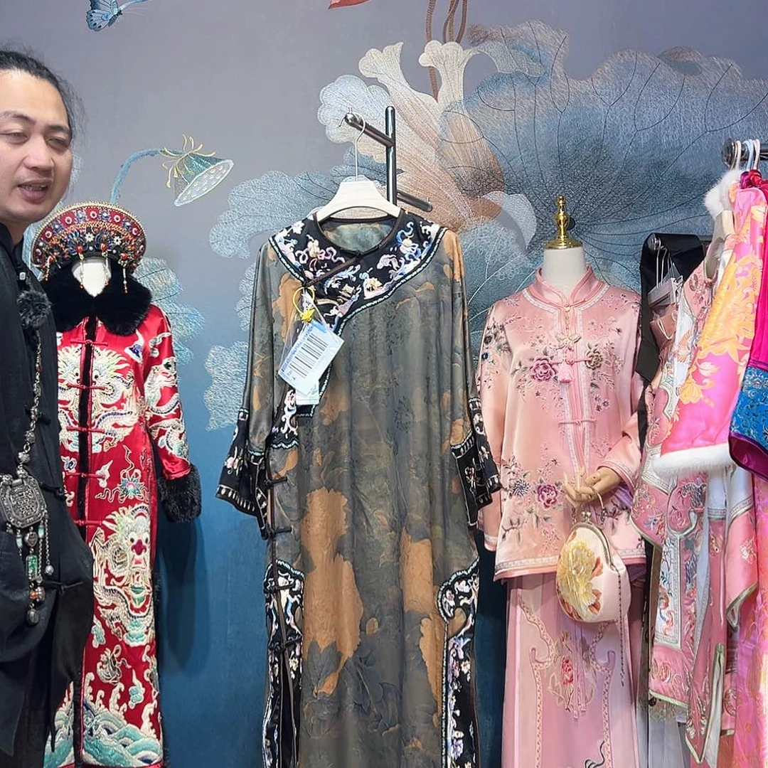 圆领斜襟香云纱太太服