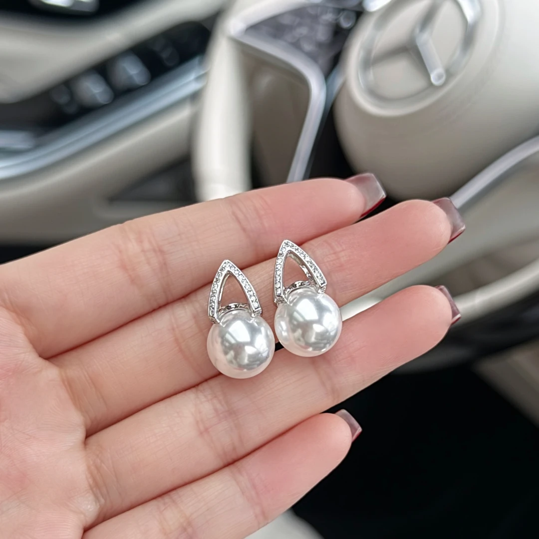 人造澳白【名珠世家】热巴秀款三角耳钉冷白龙珠12mm