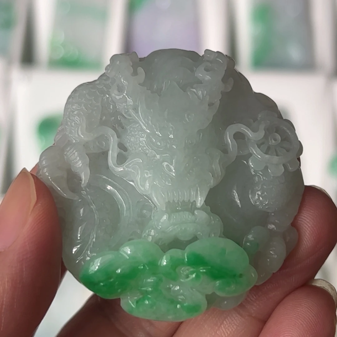 翡翠未镶嵌颈饰龙