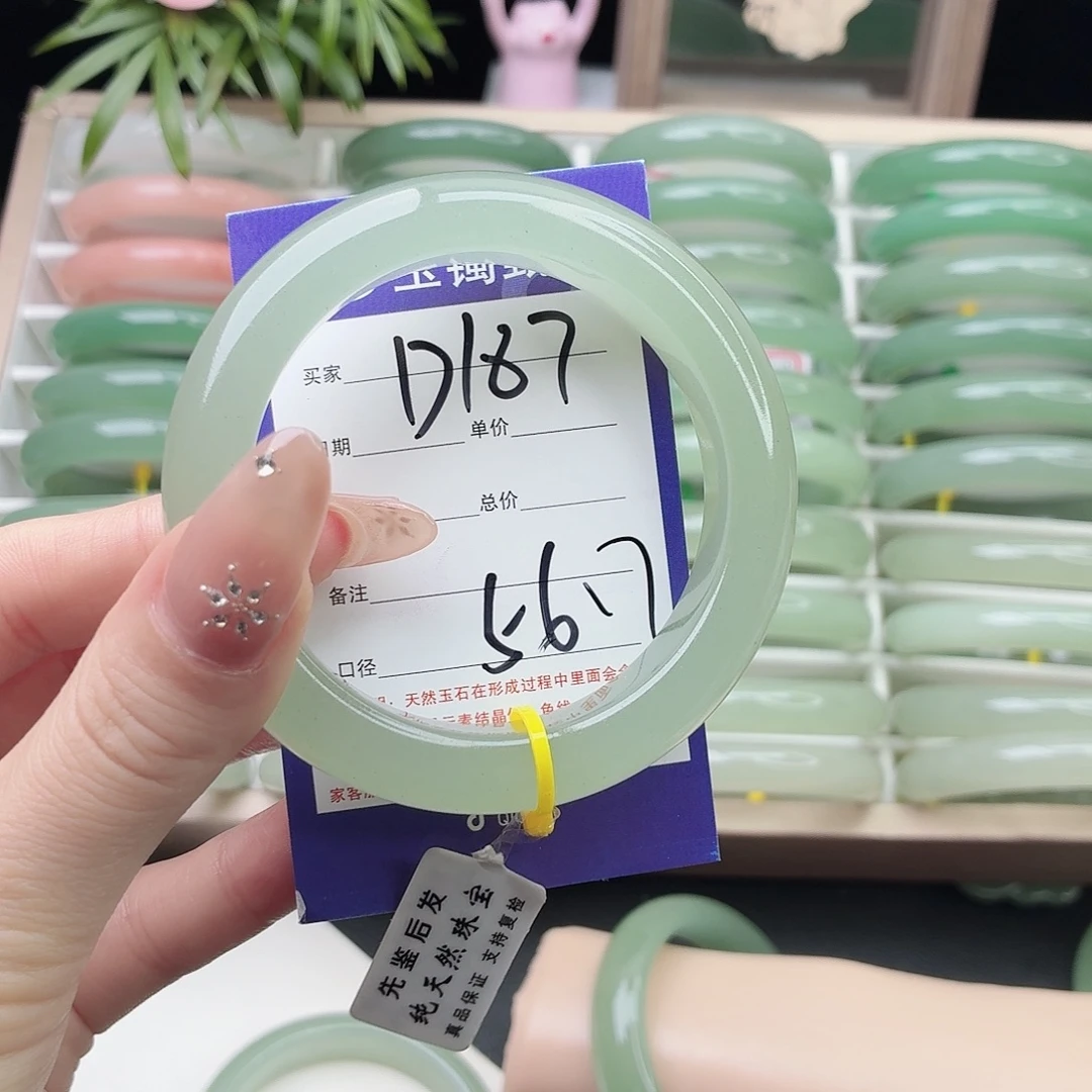 白***粥石英质玉未镶嵌手镯