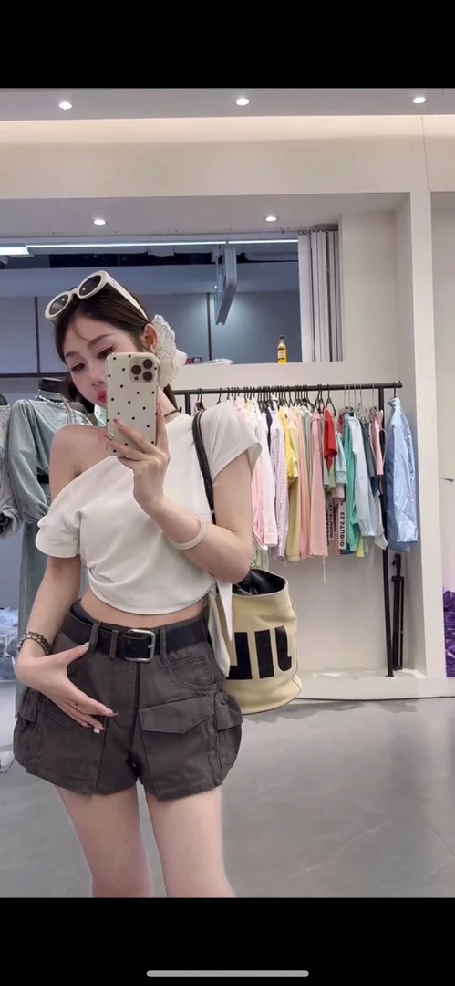 悠悠 白色斜肩绑带短袖t恤女➕灰色高腰重工短裙