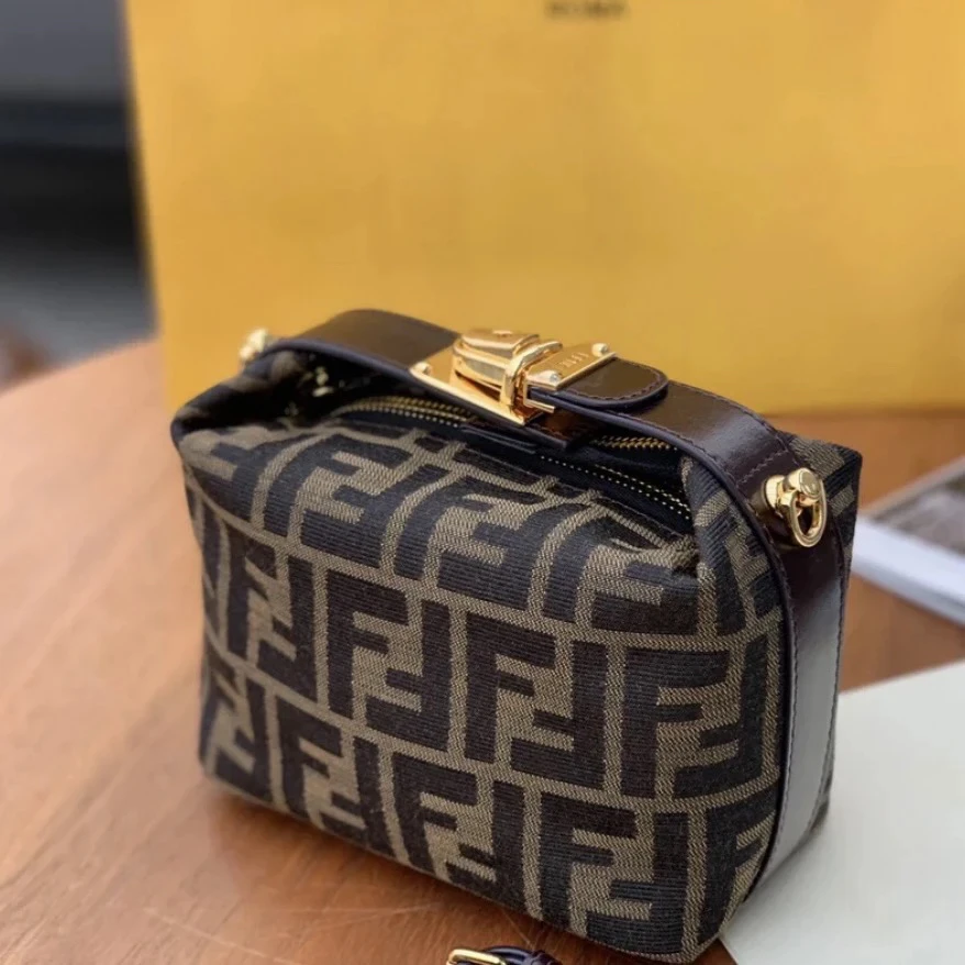 95新 FENDI/芬迪 芬迪金扣小饭盒