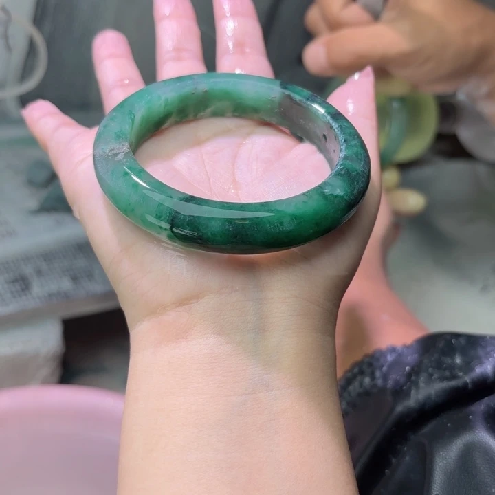 余***遥未镶嵌手镯石英质玉（非洲翠）定制