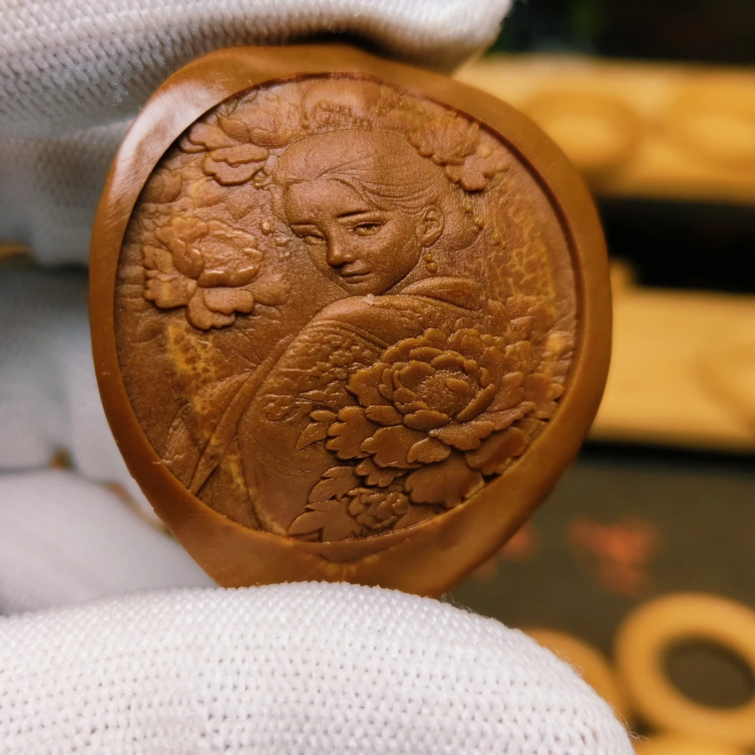 大橄榄核雕刻美女手把件精致工艺亲.大尺寸，