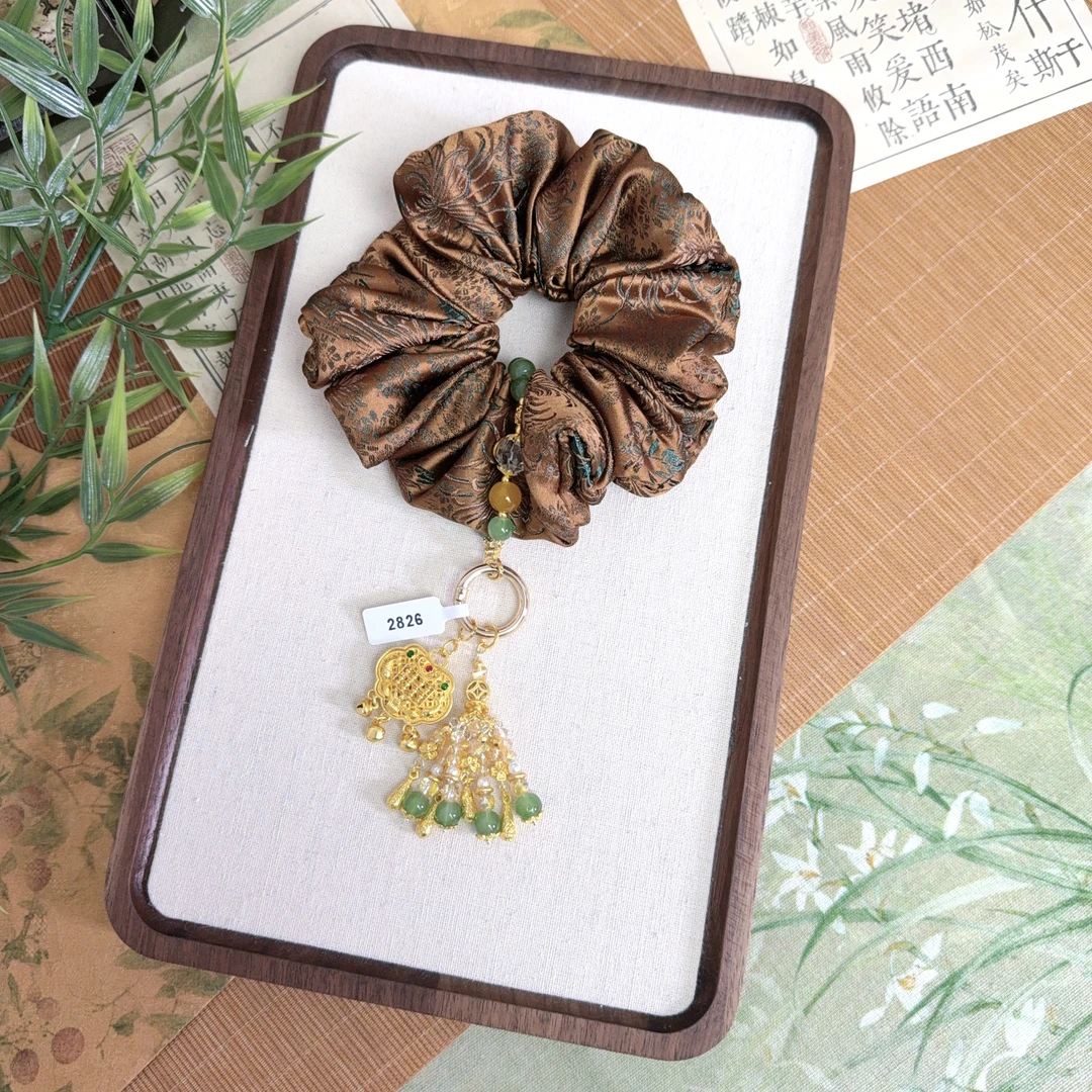 2826-咖色发圈流苏挂件包挂手机挂件