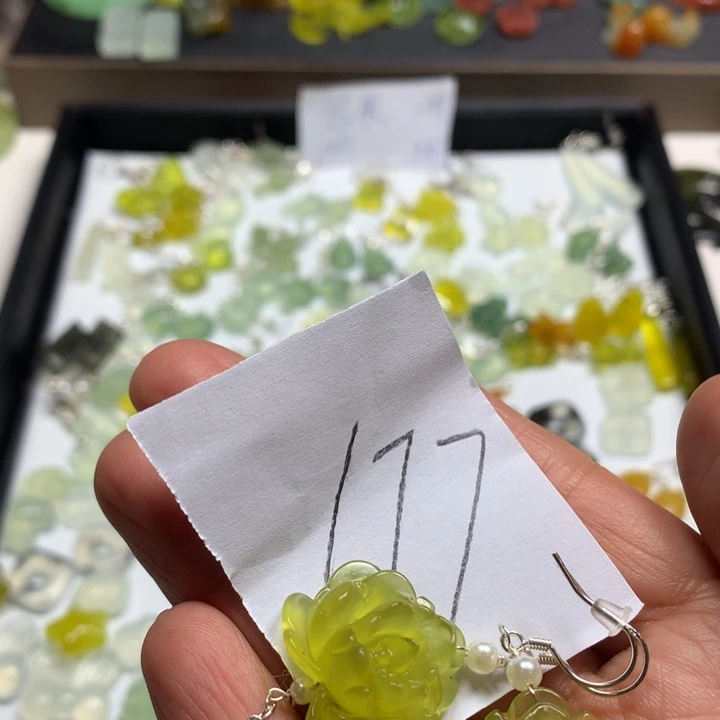 蛇纹石玉耳钉足银镀金镶嵌霜*?