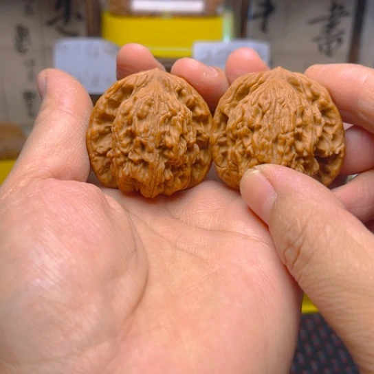 文玩核桃吊坠虎头