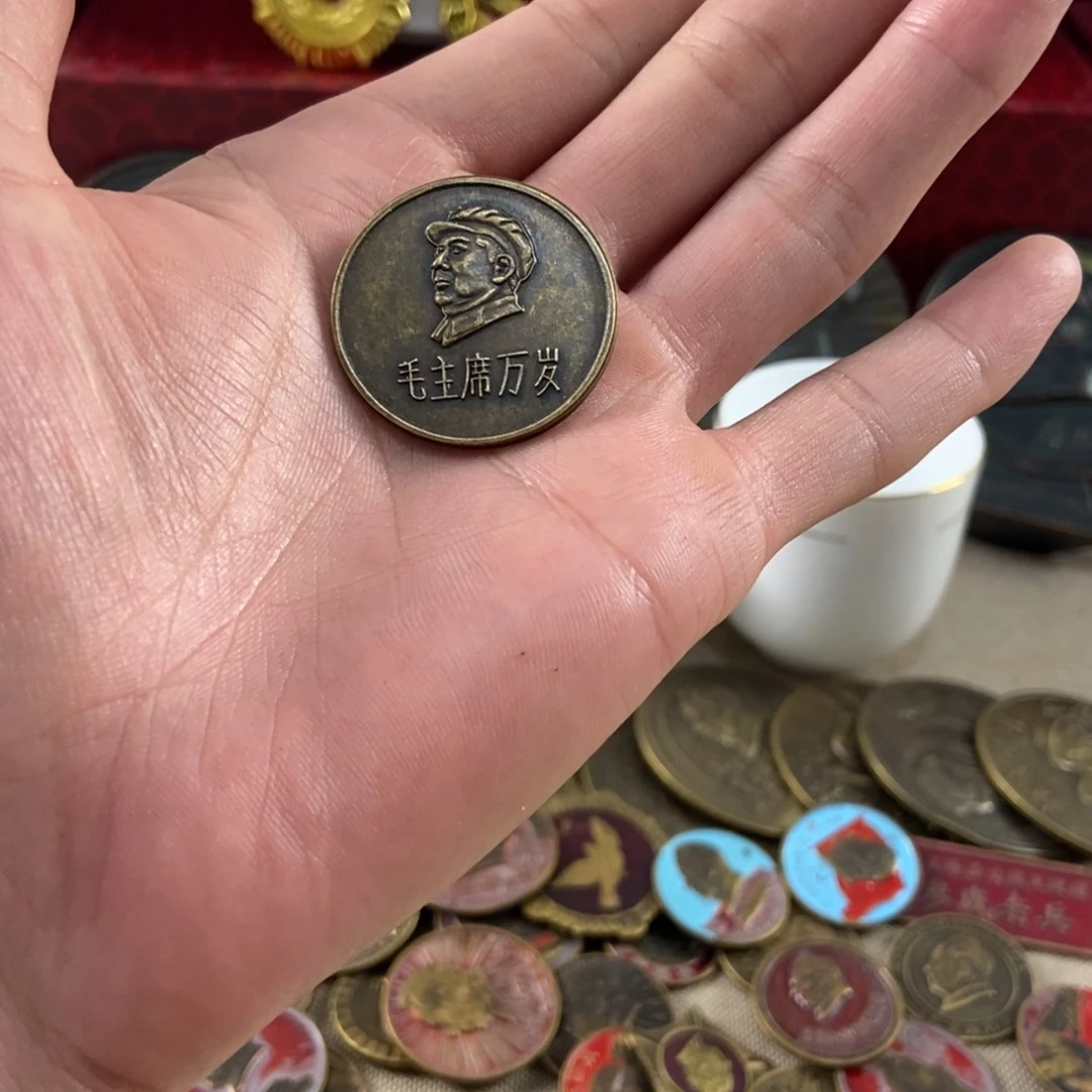 红色藏品老爷爷纪念像章