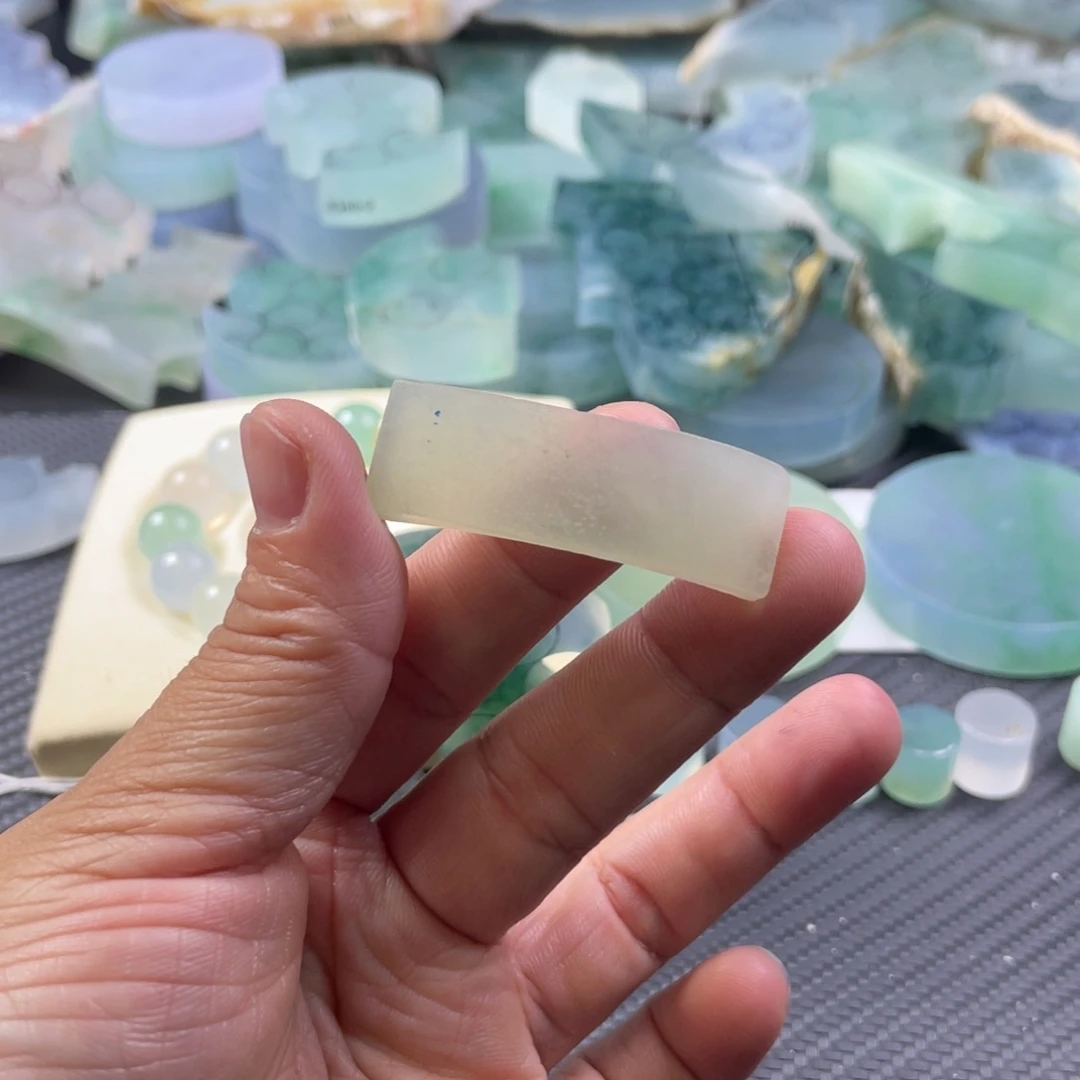 定制翡翠未镶嵌手牌