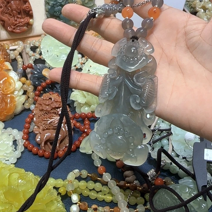 合金蛇纹石玉吊坠