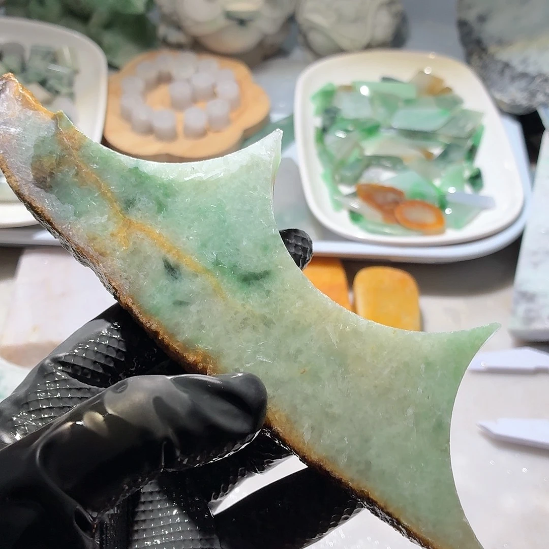 翡翠未镶嵌颈饰边角料