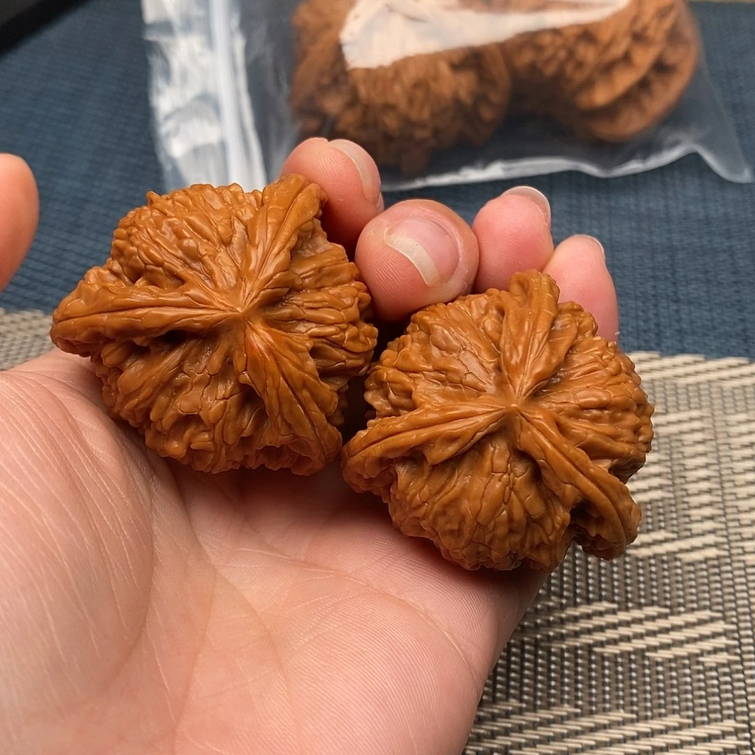 石***骞文玩核桃吊坠三棱