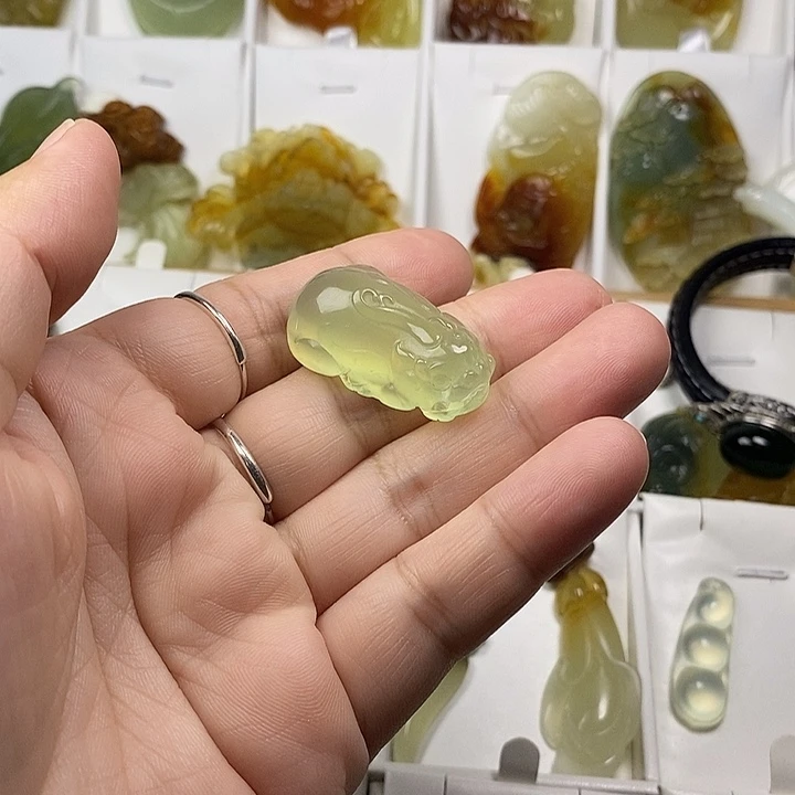 蛇纹石玉未镶嵌颈饰