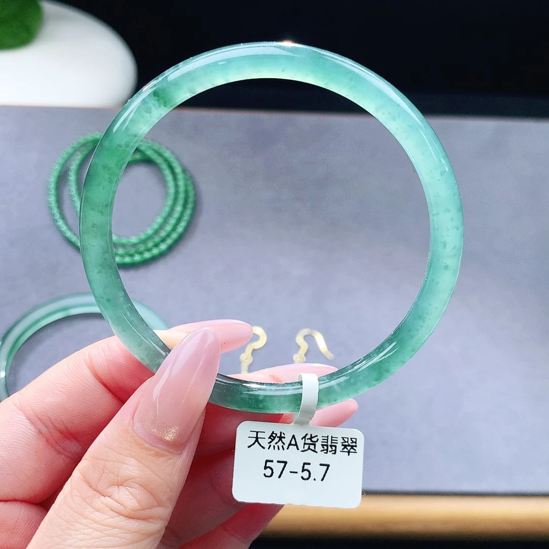 未镶嵌手镯（圆镯）翡翠