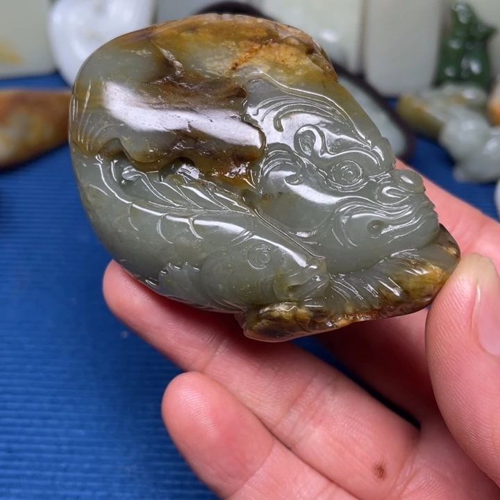 颈饰未镶嵌和田玉中*