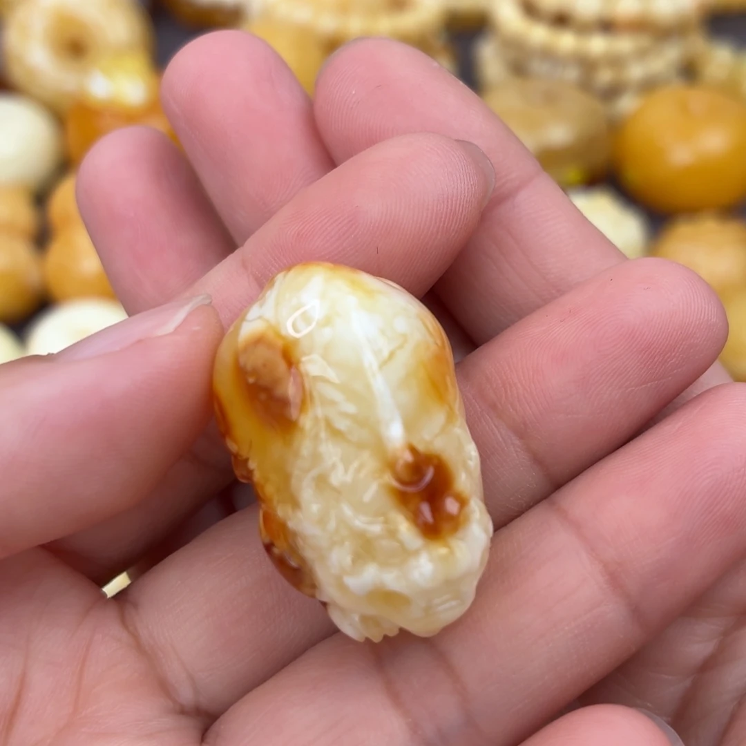 琥珀未镶嵌裸石俏色貔貅